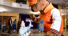 niña jugando con mascota de la alcaldía